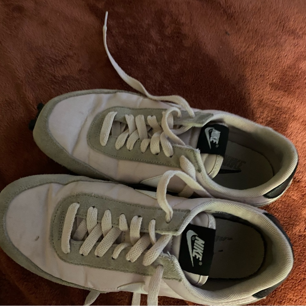 Nikes size 7 - Picture 4 of 6